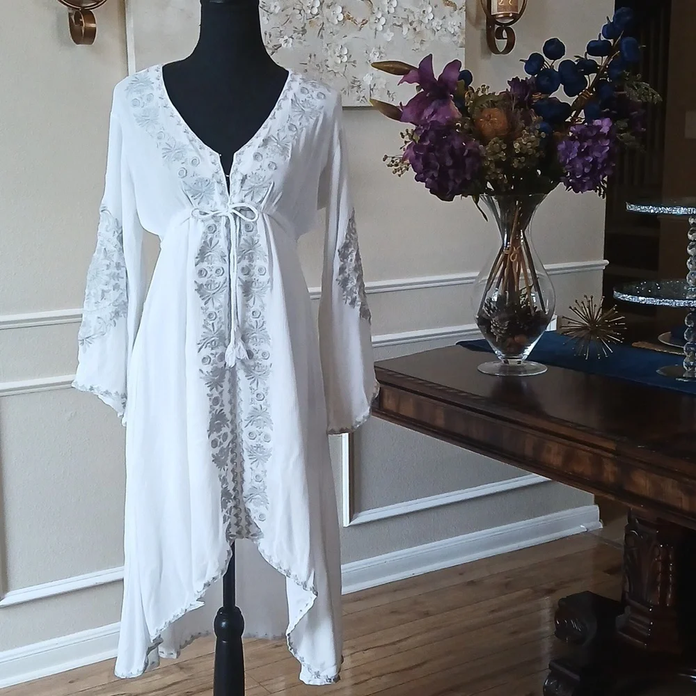 Women's White Boho Embroidered High Low Dress. Size M - Picture 6 of 17